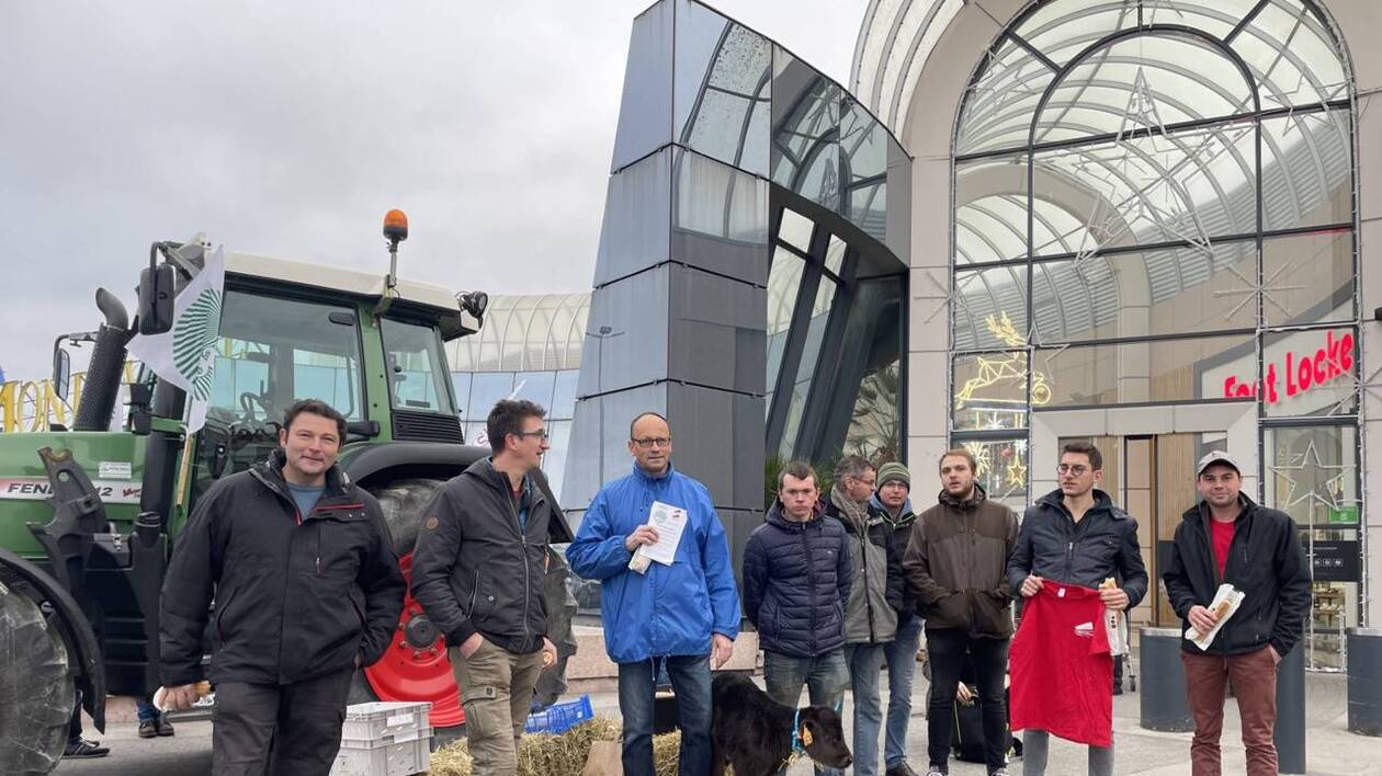 Les agriculteurs, ce lundi midi, à l’entrée d’un haut lieu de la consommation : le centre commercial Mondeville 2.